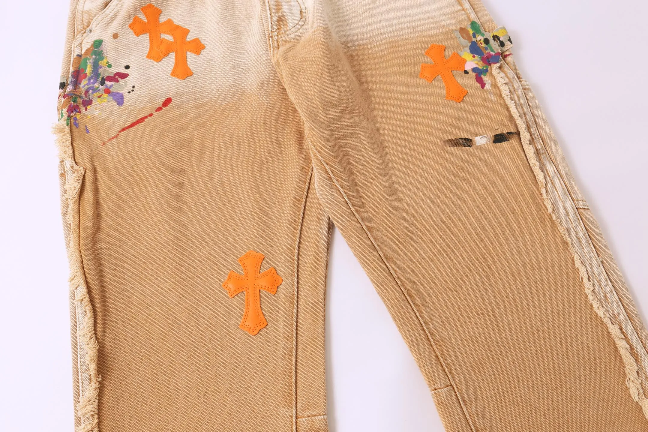 P250 Style No.: H888 GALLERY DEPT. & 𝐂𝐡𝐫𝐨𝐦𝐞 𝐇𝐞𝐚𝐫𝐭 Croxin co-branded ss25 wood splash ink hand-painted stitching multi-pocket bootcut jeans. Styles with different washed textures are very friendly to people with thin legs. The bootcut style perfectly modifies the leg shape. The timeless and moderate length makes it easy to match and match. It is the basis for various styles and is a must-have in your wardrobe! The fabric is stiff but also makes the upper body soft without losing texture. The washing process is even more perfect. It is a must-have item for everyone! ! ! Washed wheat, tag, pants label, three labels complete Color: Khaki Size: 28-30-32-34-36